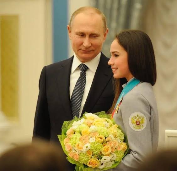 Фаворитку Путіна помітили за поцілунком із одруженим чоловіком: відео