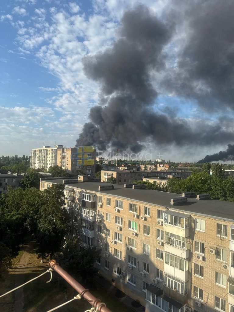 Українські дрони підпалили нафтовий термінал у Таганрозі та НПЗ в Азові (відео, фото)