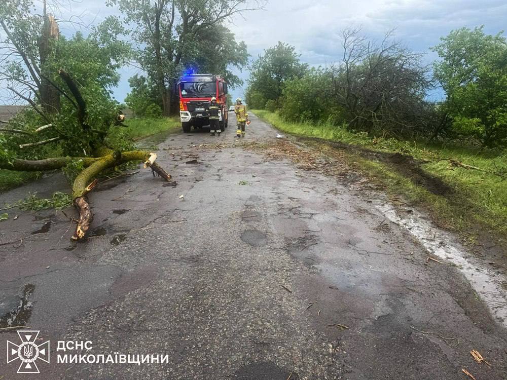 Руйнівна негода вирувала в Україні: затоплені міста, сотні знеструмлених сіл 4 Руйнівна негода вирувала в Україні: затоплені міста, сотні знеструмлених сіл