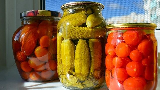 Домашняя консервация или магазинная: сколько на самом деле стоит банка огурцов и помидоров в 2026 году