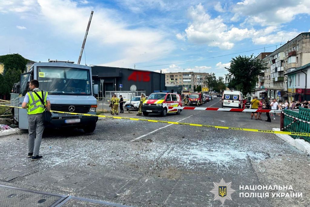 На Рівненщині зіткнулися маршрутка і потяг, є жертви (фото) 3 На Рівненщині зіткнулися маршрутка і потяг, є жертви (фото)