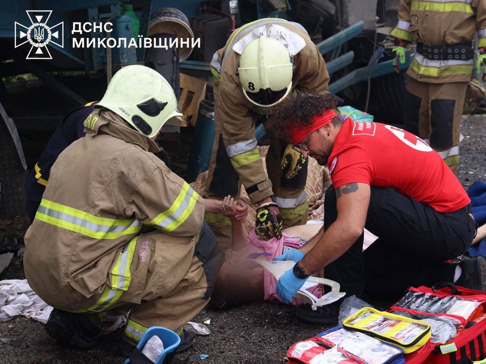 12 человек погибли в ДТП в Николаевской области, полиция задержала виновника (фото, видео) 7 12 человек погибли в ДТП в Николаевской области, полиция задержала виновника (фото, видео)
