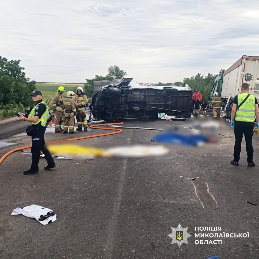 12 человек погибли в ДТП в Николаевской области, полиция задержала виновника (фото, видео) 5 12 человек погибли в ДТП в Николаевской области, полиция задержала виновника (фото, видео)