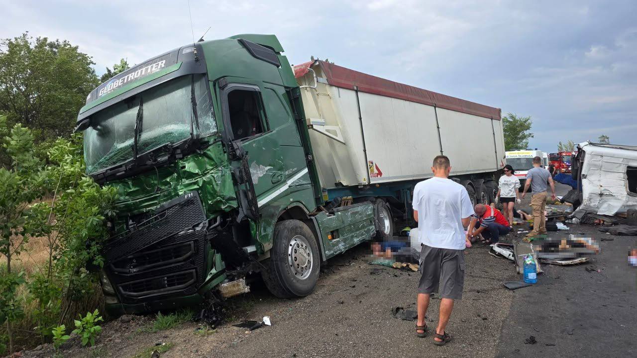 12 человек погибли в ДТП в Николаевской области, полиция задержала виновника (фото, видео)