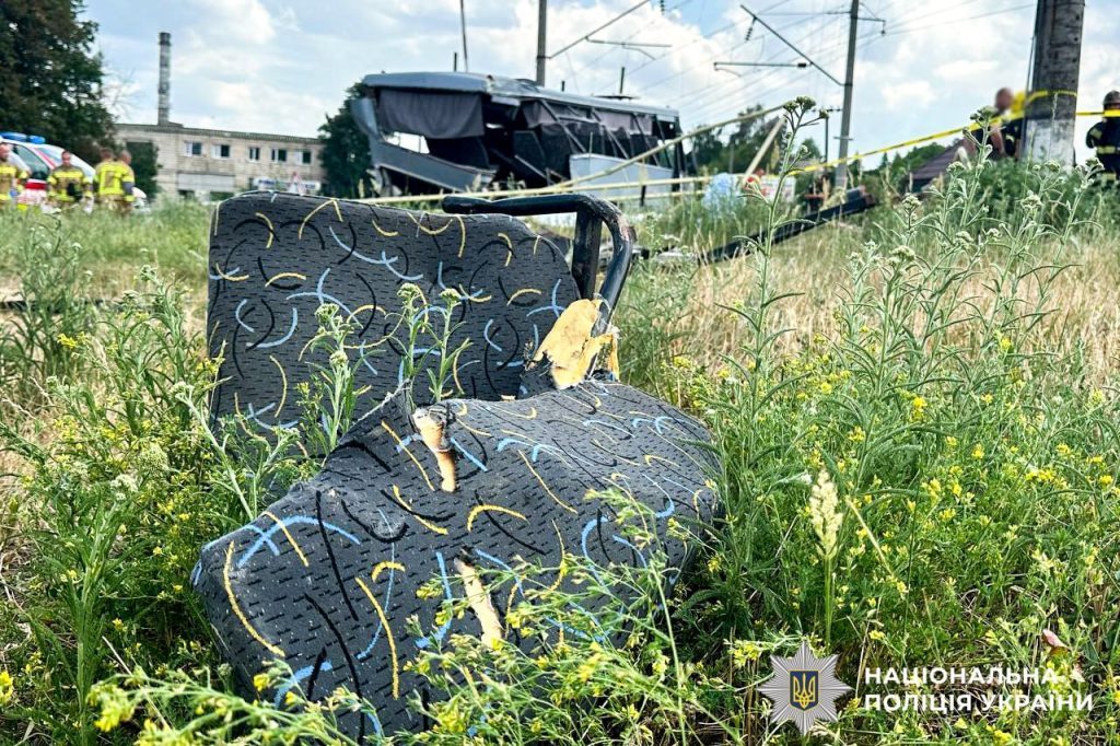 На Рівненщині зіткнулися маршрутка і потяг, є жертви (фото) 4 На Рівненщині зіткнулися маршрутка і потяг, є жертви (фото)