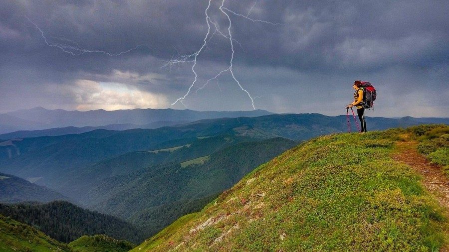 Після аномальної спеки в Україну суне негода