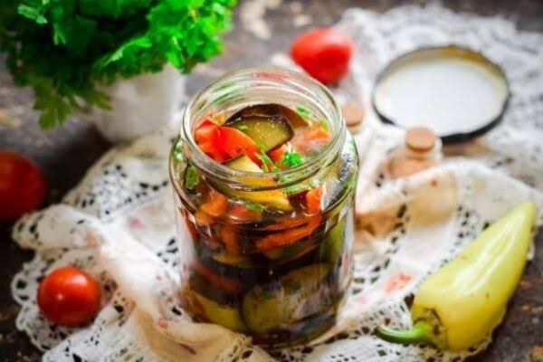 Быстрые маринованные кабачки с чесноком и зеленью