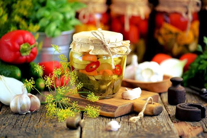 Быстрые маринованные кабачки с чесноком и зеленью