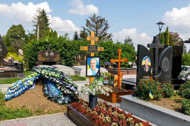 Последняя обитель харизматического политика: как выглядит могила Геннадия Москаля
