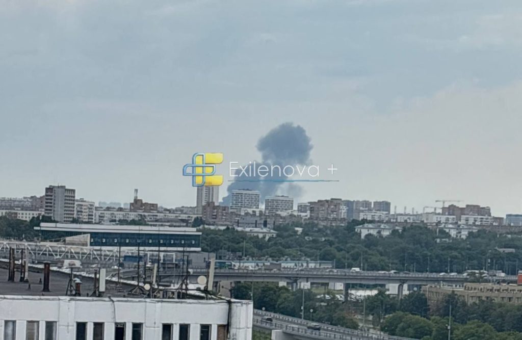 Московський НПЗ горить у Капотні після вибухів (відео, фото) 2 Московський НПЗ горить у Капотні після вибухів (відео, фото)