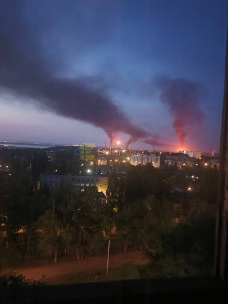 В российском Саратове после взрывов загорелся нефтеперерабатывающий завод (фото)