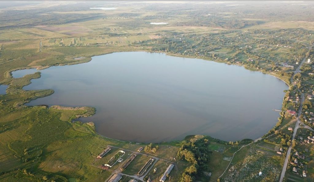 Хрустальная вода, пляж и рыбалка: на Волыни обнаружили живописное озеро 3 Хрустальная вода, пляж и рыбалка: на Волыни обнаружили живописное озеро
