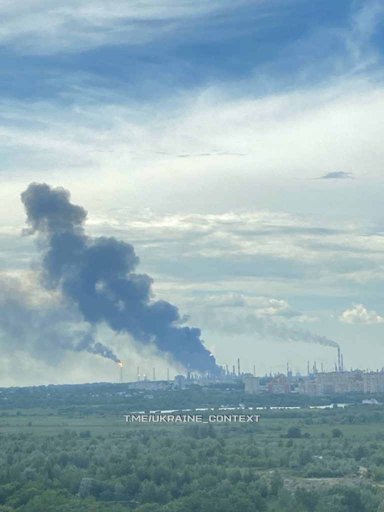 Украинские дроны впервые поразили крупнейший НПЗ России в Омске (видео, фото) 8 Украинские дроны впервые поразили крупнейший НПЗ России в Омске (видео, фото)