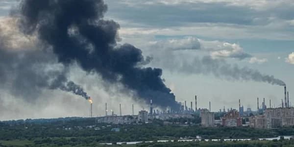 После атаки украинских дронов Омский НПЗ приостановил работу — Reuters