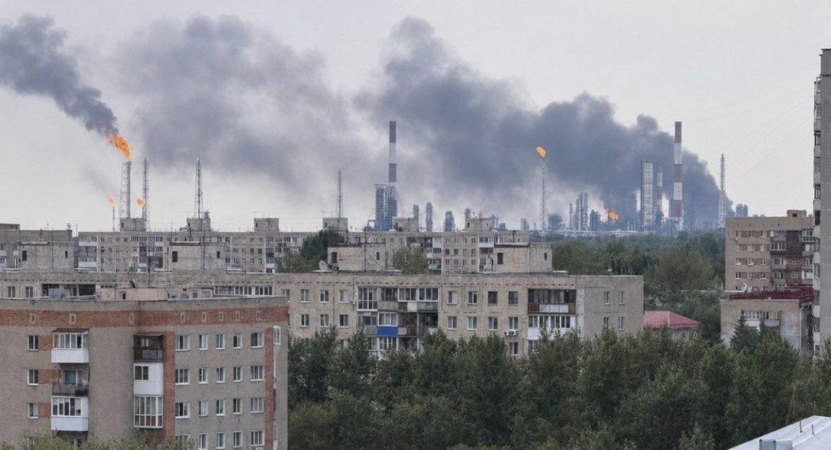 После атаки украинских дронов Омский НПЗ приостановил работу — Reuters