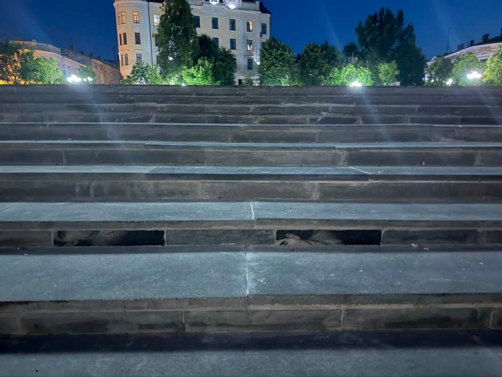 В Черновцах лестницу возле филармонии перемонтировали надгробными плитами (фото) 2 В Черновцах лестницу возле филармонии перемонтировали надгробными плитами (фото)