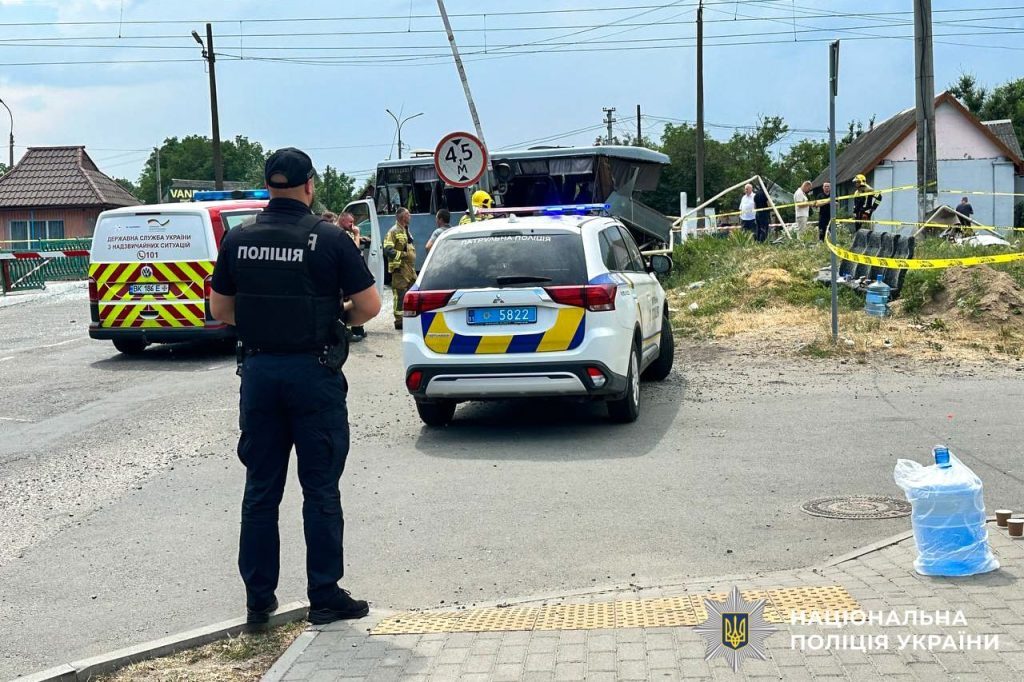 На Рівненщині зіткнулися маршрутка і потяг, є жертви (фото) 6 На Рівненщині зіткнулися маршрутка і потяг, є жертви (фото)