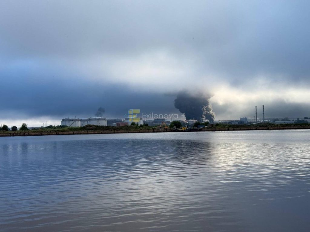 Нефтяной терминал в Санкт-Петербурге масштабно разгорелся после атаки дронов (фото, видео)
