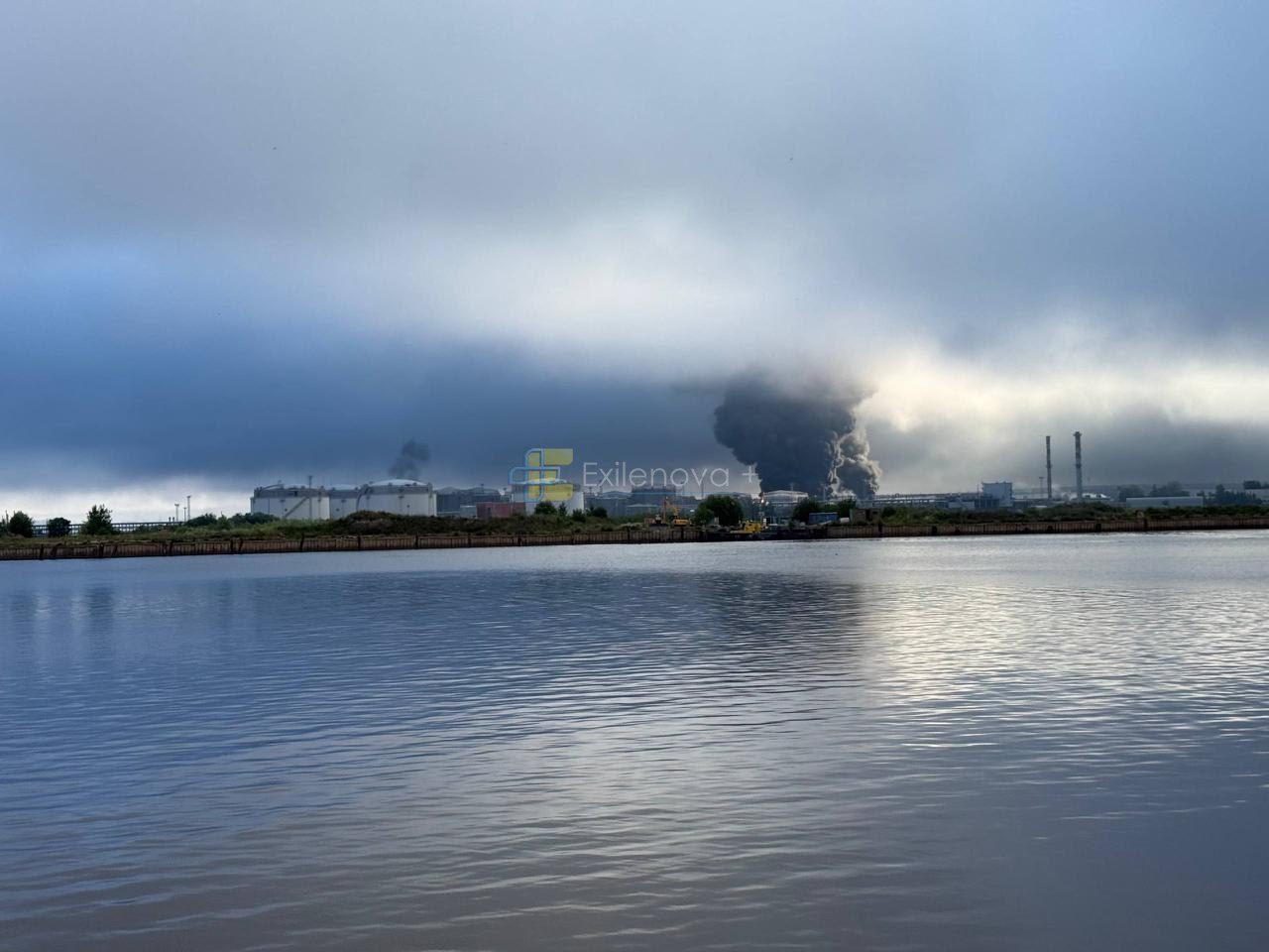 Нефтяной терминал в Санкт-Петербурге масштабно разгорелся после атаки дронов (фото, видео)