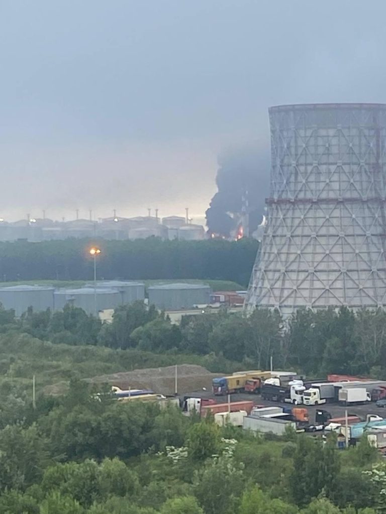 Нефтяной терминал в Санкт-Петербурге масштабно разгорелся после атаки дронов (фото, видео)