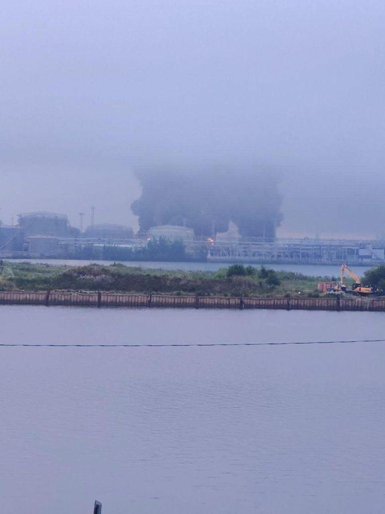 Нефтяной терминал в Санкт-Петербурге масштабно разгорелся после атаки дронов (фото, видео)