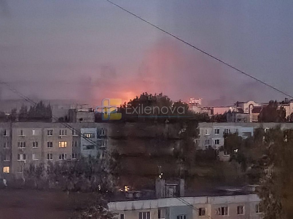 В российском Саратове после взрывов загорелся нефтеперерабатывающий завод (фото)