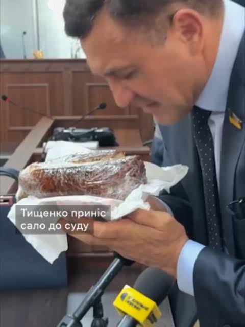 Тищенко пришел в суд с чесноком, салом и книгой Платона 2 Тищенко пришел в суд с чесноком, салом и книгой Платона