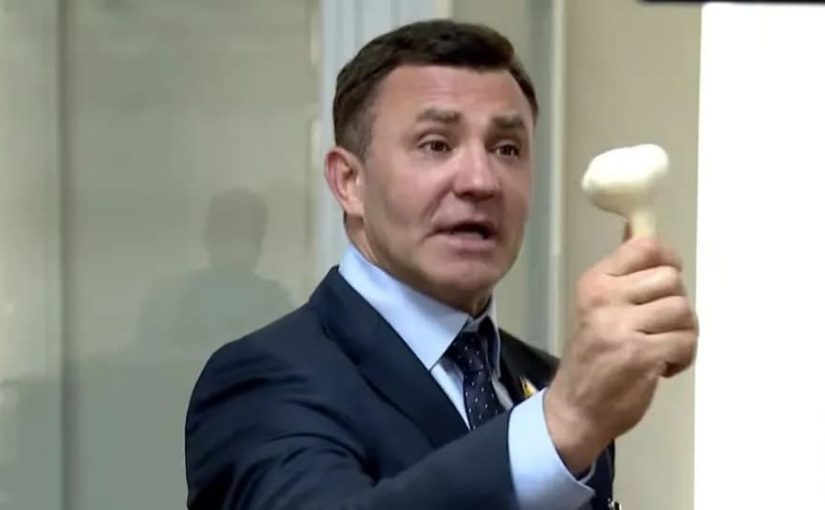 Тищенко пришел в суд с чесноком, салом и книгой Платона ➤ Prozoro.net.ua
