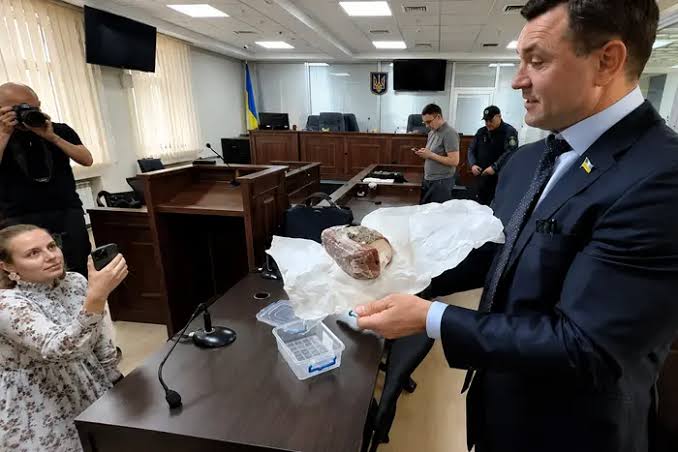 Тищенко пришел в суд с чесноком, салом и книгой Платона 3 Тищенко пришел в суд с чесноком, салом и книгой Платона