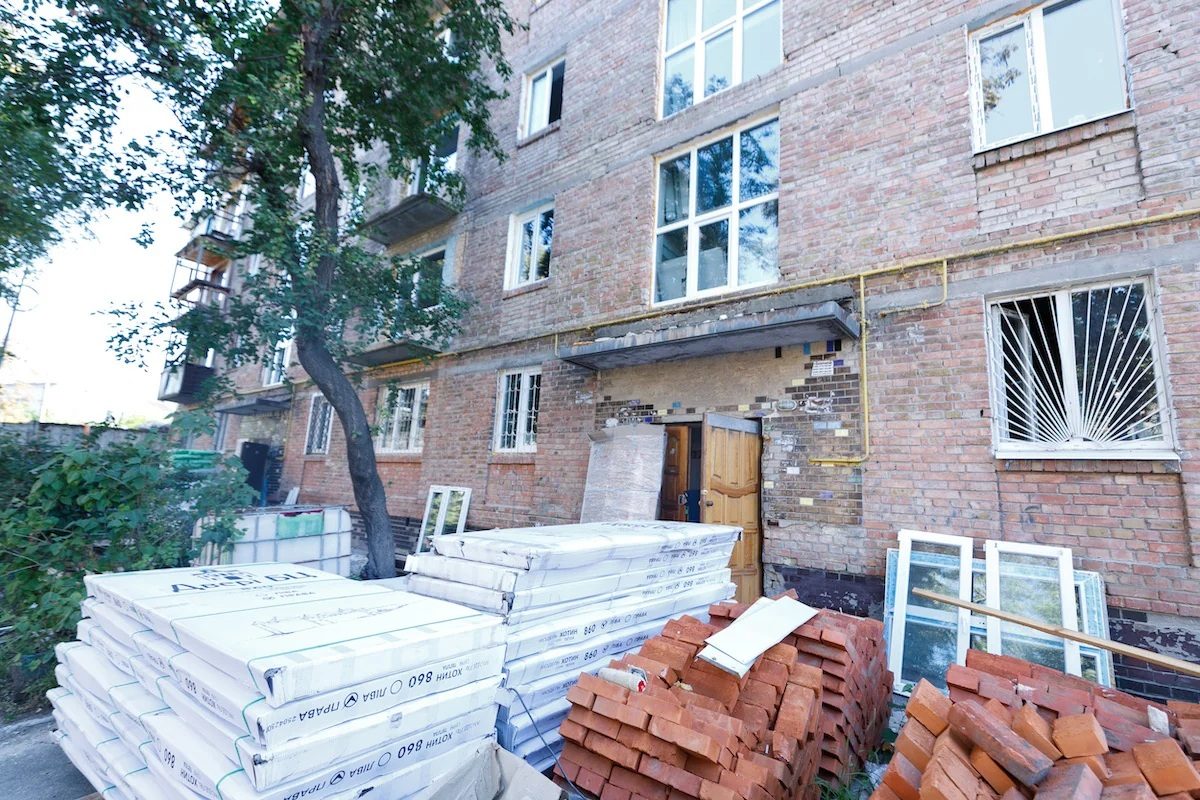 У Києві завершують відновлення будинку на Сирці, зруйнованого росією два роки тому