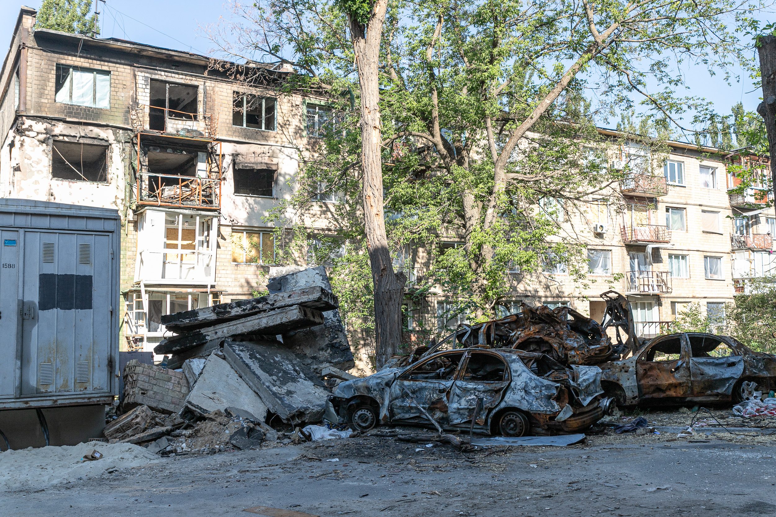 У Києві завершують відновлення будинку на Сирці, зруйнованого росією два роки тому