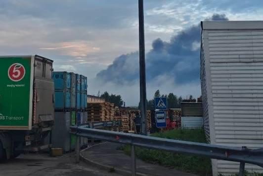 Ярославский НПЗ в России загорелся после атаки дронов (фото) 4 Ярославский НПЗ в России загорелся после атаки дронов (фото)
