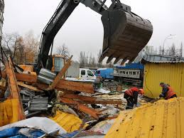 У Києві зі скандалами масово зносять торгівельні ятки