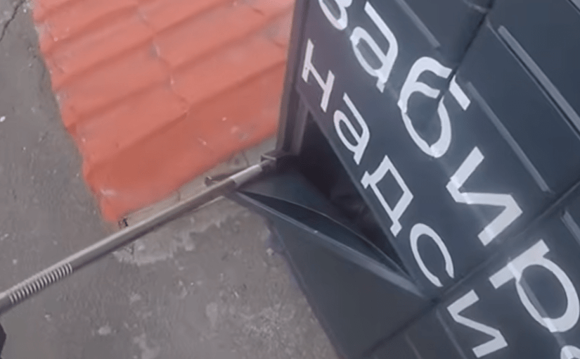 В Ровно девушка оказалась запертой в почтомате (видео) ➤ Prozoro.net.ua