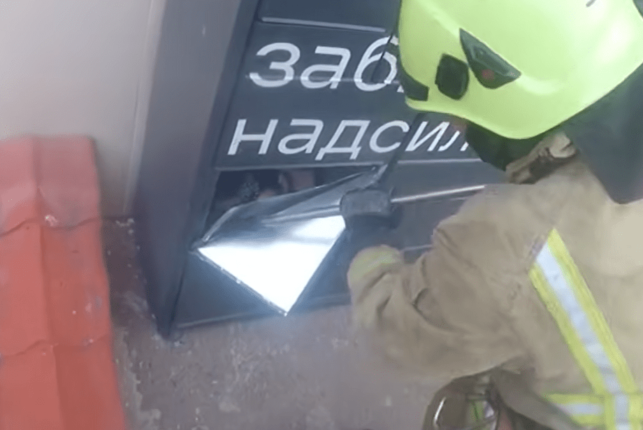 У Рівному дівчина опинилася замкненою в поштоматі (відео)