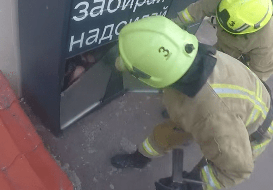 У Рівному дівчина опинилася замкненою в поштоматі (відео)