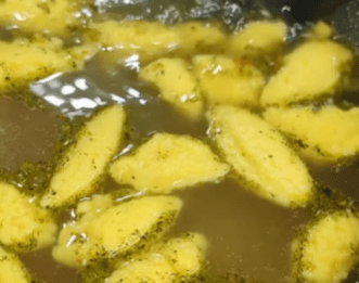 Домашня поливка з манними галушками