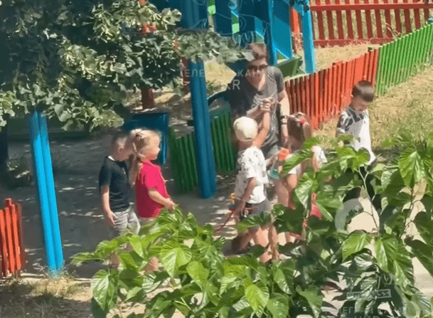 Вихователька садочка водила дітей на повідцях та шарпала їх (відео) ➤ Главное.net